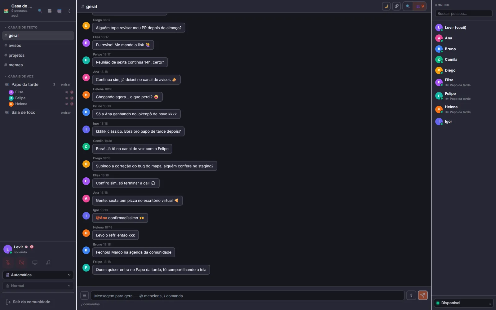 Comunidade com canais de texto e de voz, chat movimentado e lista de membros
